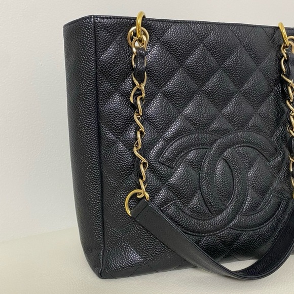 CHANEL Petite Shopping Tote (PST) in quilted caviar leather - Picture 3 of 15